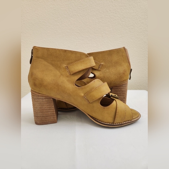 BEAST FASHION Shoes - Beast Fashion Mustard Cutout Buckle Block Heel Sandals – Size 8.5